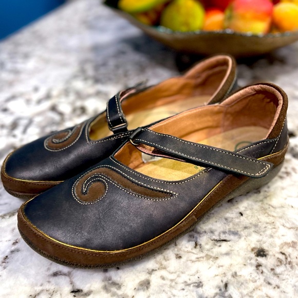 Naot Women's Black and Brown Shoes - Picture 3 of 16